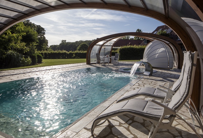 Abri piscine haut rotonde / télescopique / en bois et acier_1