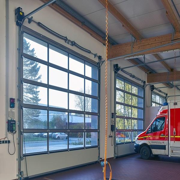 Porte sectionnelle équipée d'une motorisation du type TAS 1/TAS 2 conçues sur mesure pour les casernes de pompiers_0