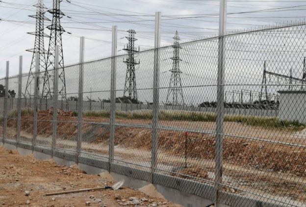 Clôture grillagée type EDF - poteaux aluminium - soubassement en palplanche - Deurrieu Travaux Publics_0