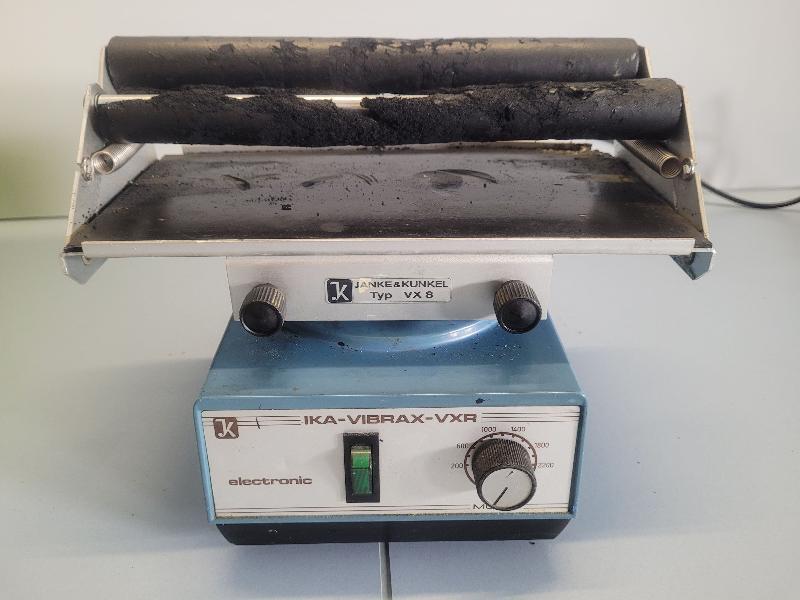 Agitateur de laboratoire IKA Vibrax VXR avec plateau VX8 de 2 barres_0
