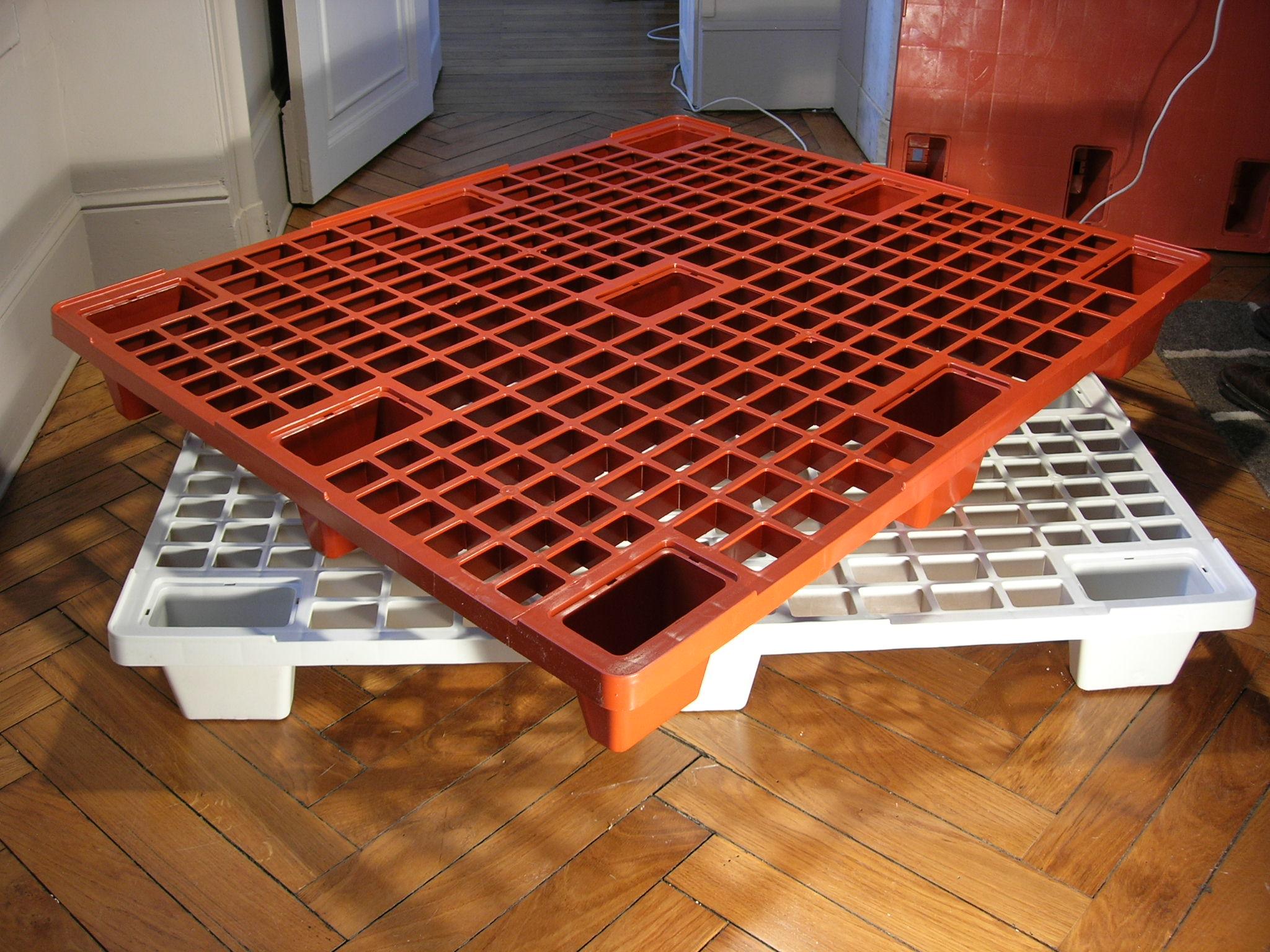 Palette en plastique légère emboîtable - monobloc 9 pieds - plateau ajouré avec rebords - différentes dimensions et résistances_0