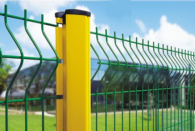 Poteau à encoches résistant pour sites exposés au vent