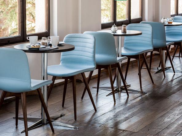 Lot de 2 chaises de réunion Liù S L TS avec assise en cuir et piètement en bois massif_0