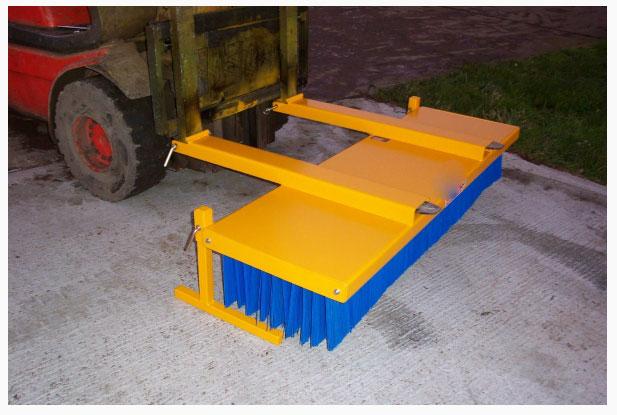 Balais et brosses robustes pour chariots élévateurs - nettoyage industriel efficace_0