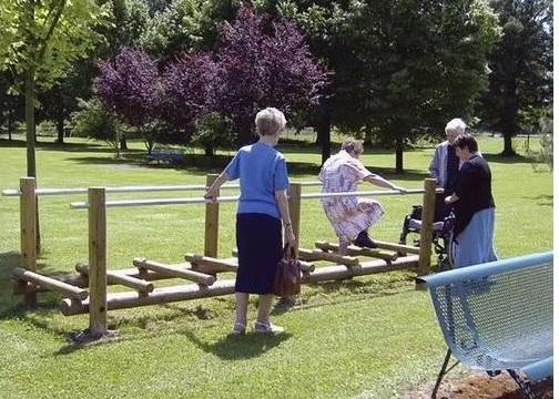 Saut de puce - Parcours d'incitation à la marche en pin avec main-courante en aluminium - Hauteur 100 cm, Longueur 400 cm, Largeur 100 cm_0