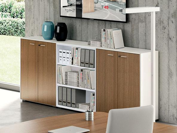 Armoire mi-haute ouverte et fermée en bois_0