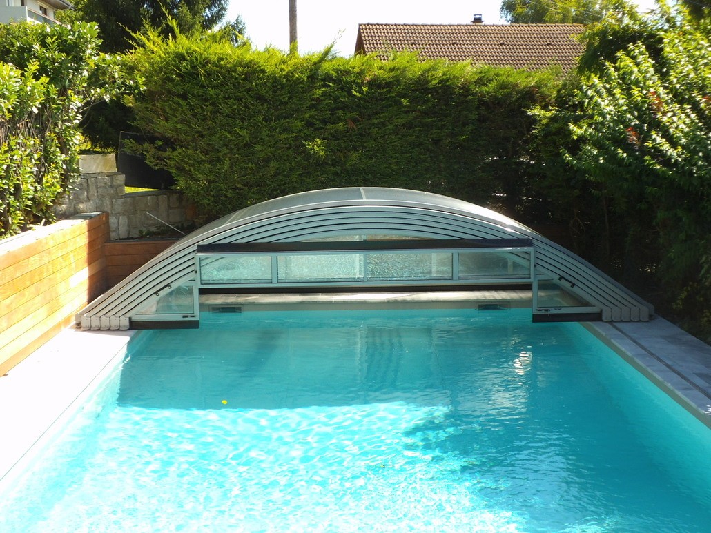 Abri piscine bas Elitys Basci - télescopique, manuel, aluminium - accès coulissant et dimensions sur mesure_1