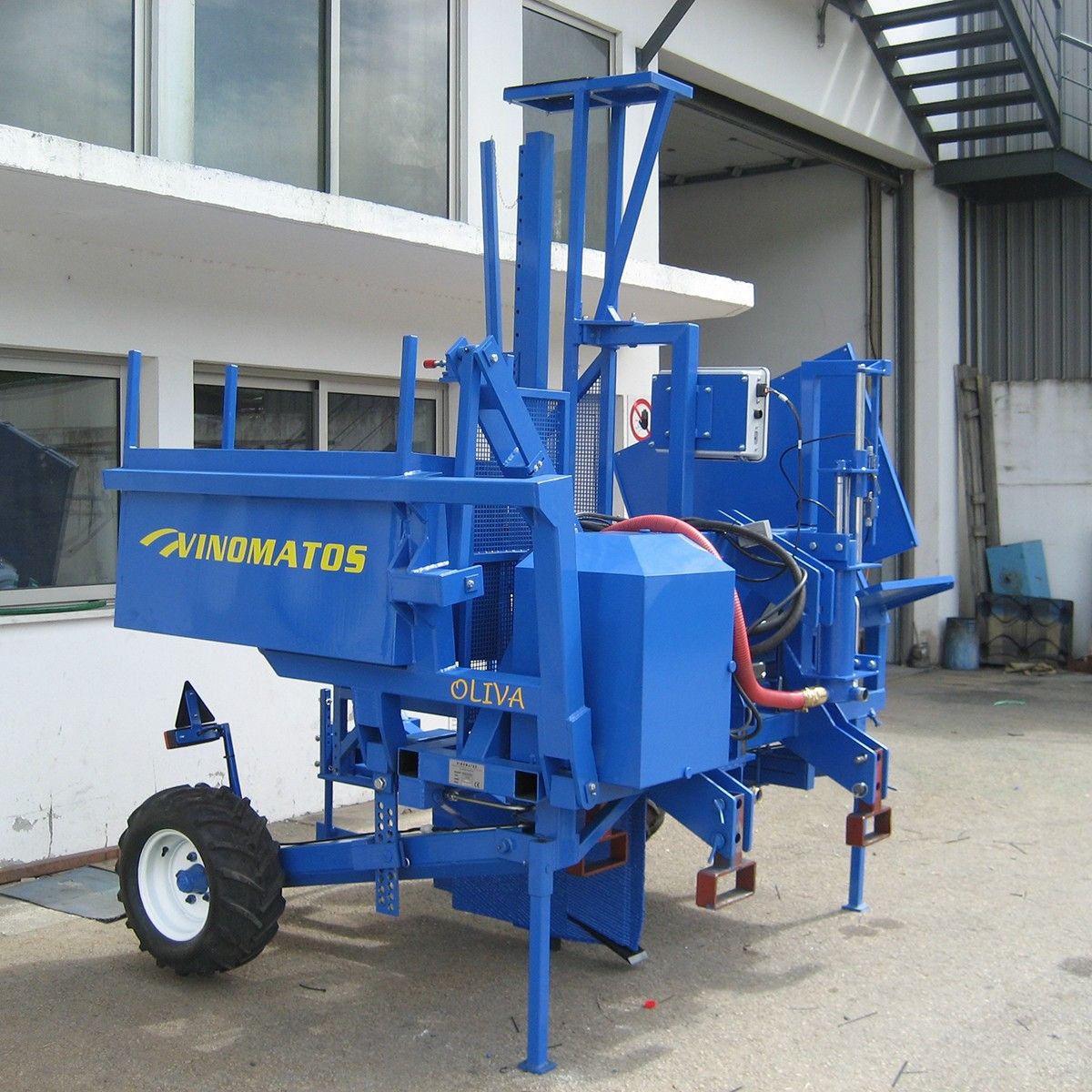 Oliva II - Planteuse Vinomatos - Pieux avec option 2,50m - Machine compacte et robuste pour plantation_0