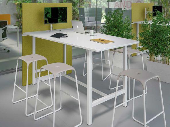 Table connectée haute en bois avec support pour écran_0