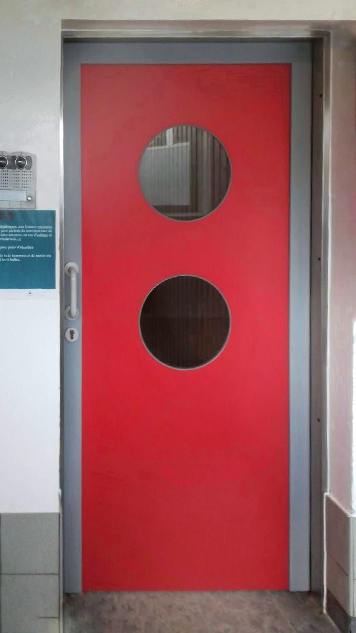 Porte battante en polyéthylène - SP130 - Insensible à l'humidité, robuste et non corrosive_0