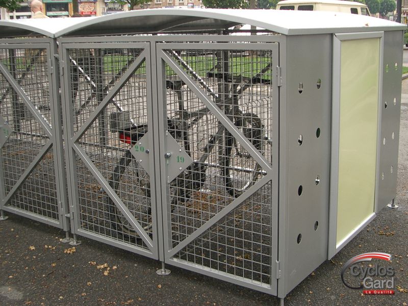 Abri vélo fermé Cyclobox - bardage en grillage métallique - pour 2 vélos avec protection de jour et de nuit_0