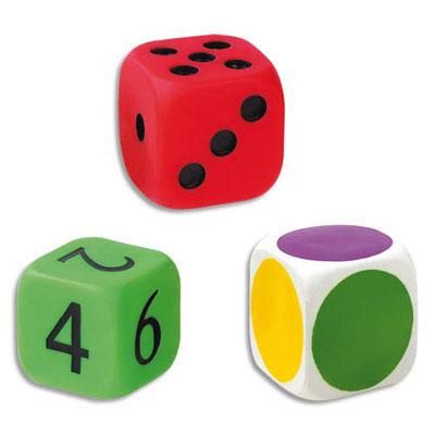 LOT DE 3 DÉS TAILLE 10CM, EN PLASTIQUE, 1 DÉ ROUGE À POINTS, 1 DÉ VERT 6 CHIFFRES, 1 DÉ COULEURS