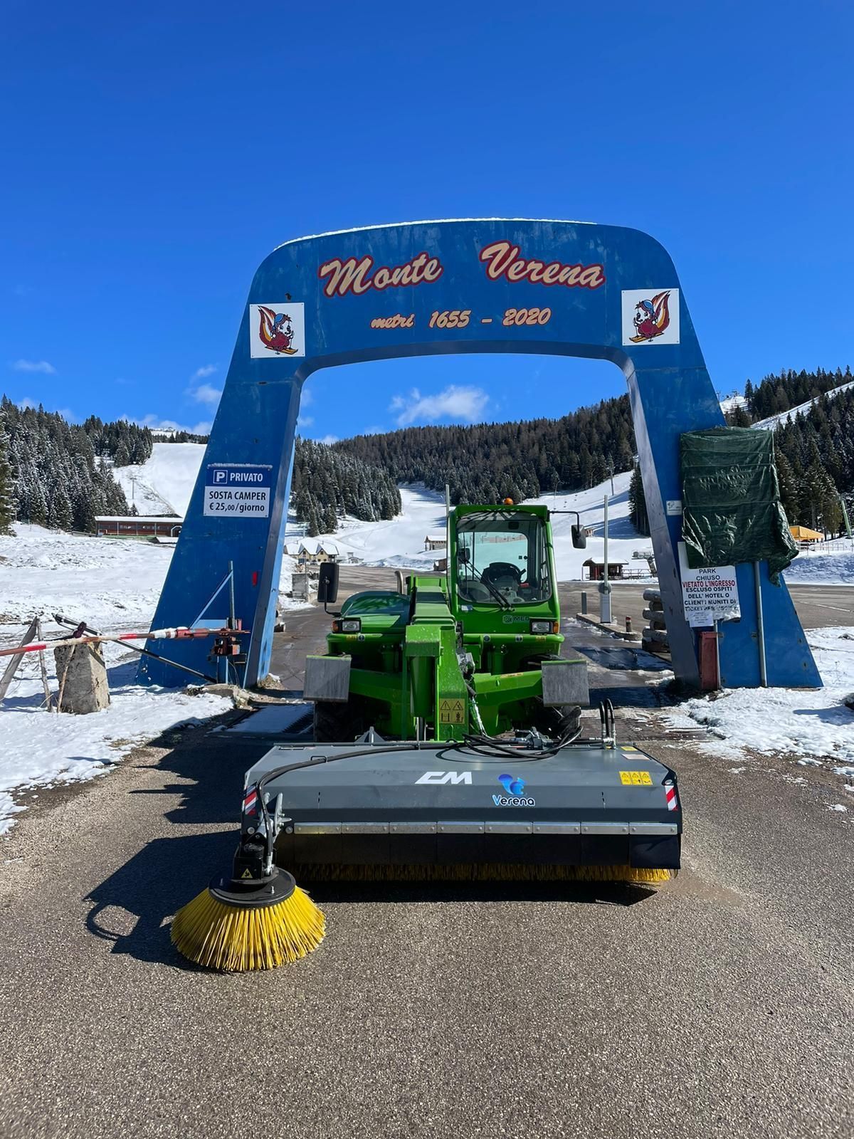 Godet balayeur ramasseur pour chargeur compact télescopiques tracteur_1