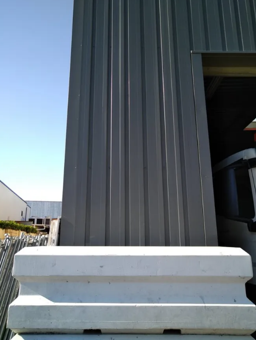 Blocs béton anti-intrusion - Points d'ancrages et passages de fourche - 180×60×60 - 1000/1200 kg_0