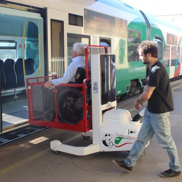 Plateforme élévatrice mobile motorisée spéciale trains - Pandastation, 350kg, autonomie 100 cycles_0