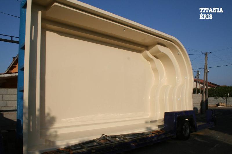 Piscine en kit - Coque polyester Titania Harmony Pool (7.90 x 3.70) avec banquette et options de sécurité_0