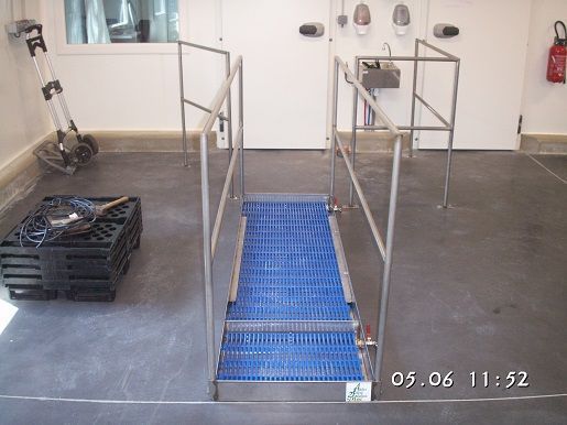 Lave-bottes manuel et électrique - Fabrication allemande - Polyéthylène avec cuve de récupération - Acier inox et caillebotis plastique_1