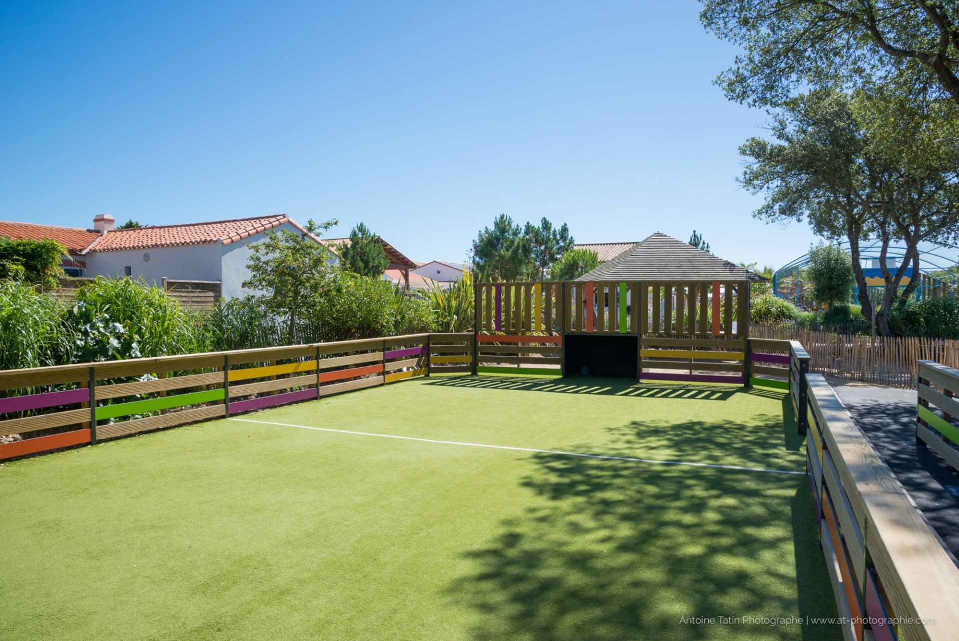 Terrain multisports sur mesure en bois et métal - Fabrication française - Pratique foot et jeux de groupe_0