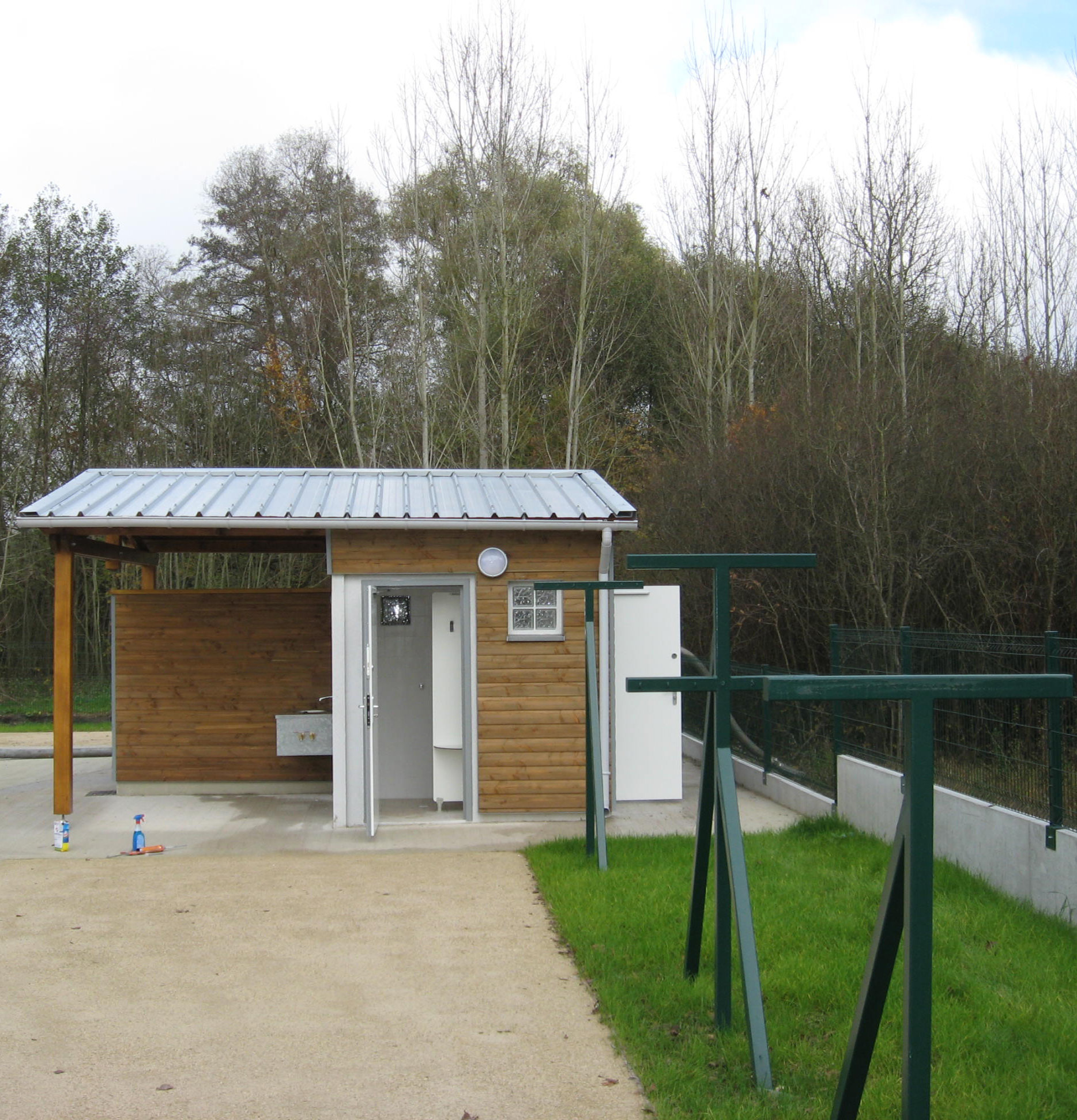 Sanitaires publics extérieurs module deux familles / 2 wc / 2 douches_1