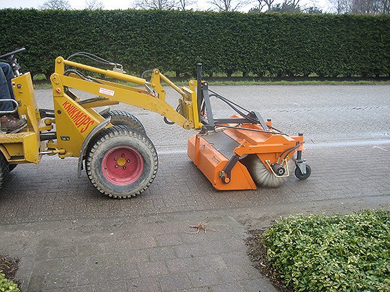 Balayeuse avec cuve collectrice KM 130 - Knikmops Rollmops - transmission hydraulique avec brosse polypropylène_0