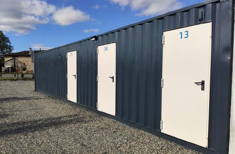 Container transformé avec des portes pour du self-stockage_0