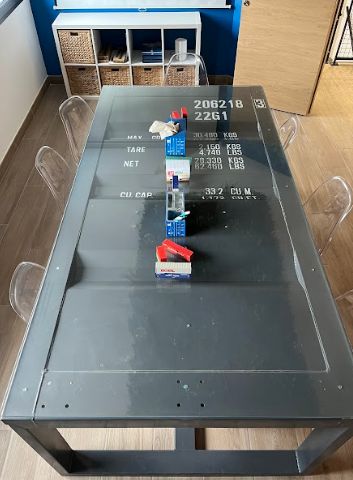 Table en conteneur - showroom en container maritime - Plateau en verre - Eurobox_0