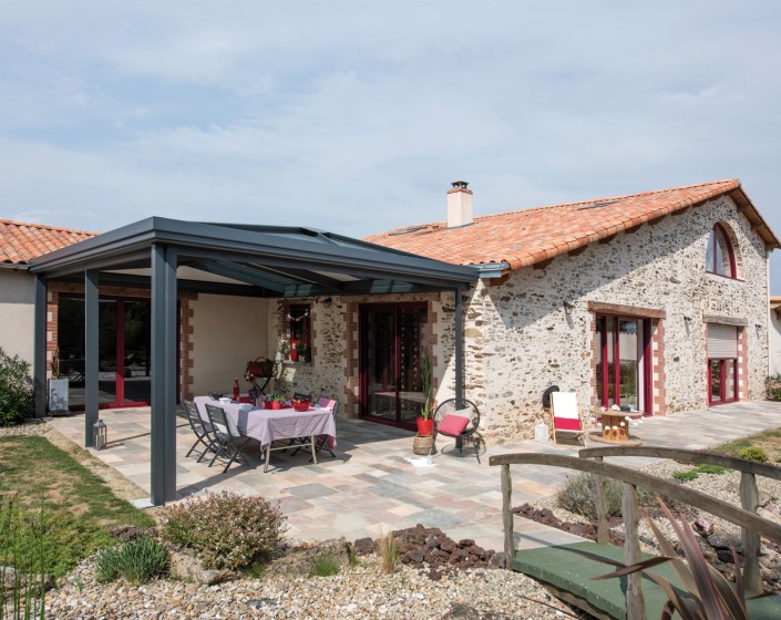 Préau en aluminium gris anthracite – toiture pleine isolante – façade de 5 m – profondeur de 4 m_0