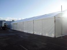 Tente de stockage fermée standard - structure fixe en aluminium - couverture unie - ancrage au sol avec platine - dimensions 15 x 8 x 2.30 m_0
