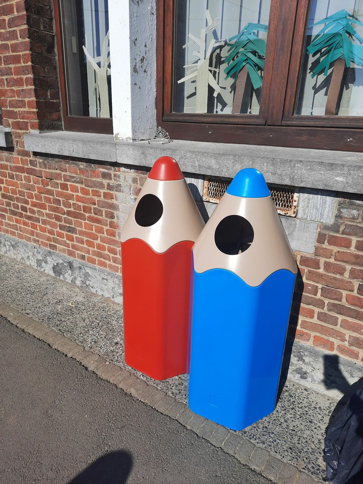 Poubelle de tri sélectif en forme de crayon