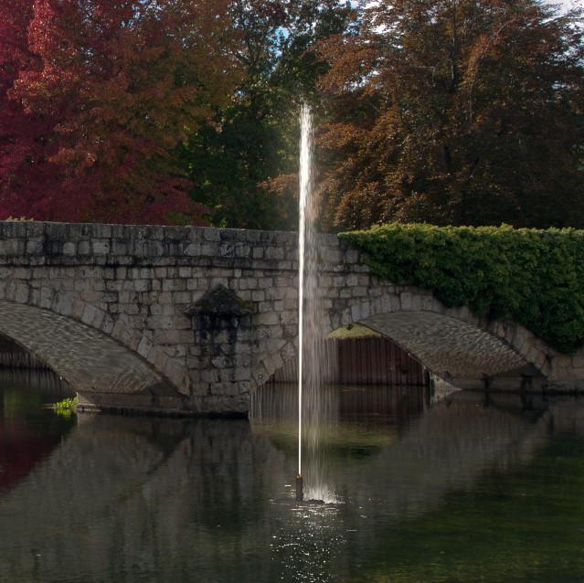 Fontaine flottante TASO - effets variés, installation facile, options LED - pour piscines, lacs et étangs_0