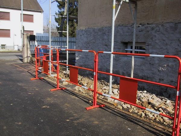 Barrière de chantier - Plaque centrale - Longueur 1,50 m - Revêtement polyester rouge_0
