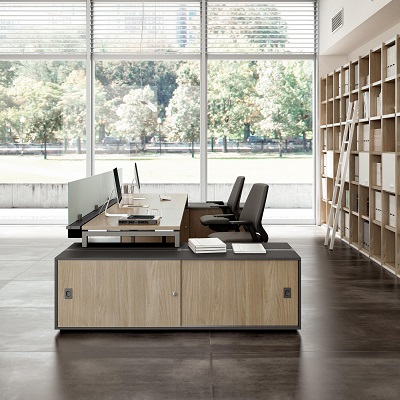 Bureau droit Quadrifoglio Idea+01 - position d'accueil avec piétement tube carré et écrans d'interposition_0