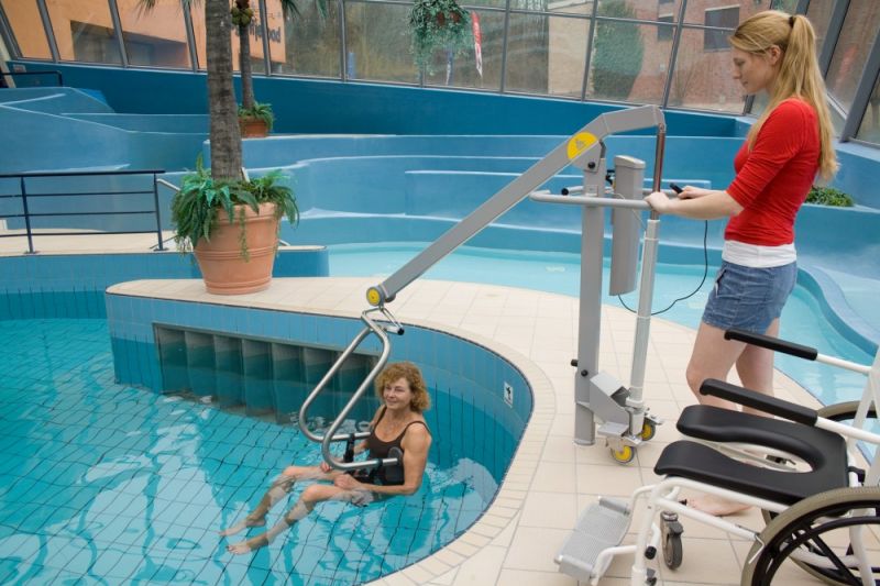 Lève-personne compact  de piscine avec chaise de bain ou châssis-mains pour le soulèvement de personnes handicapés - handi-move®_0