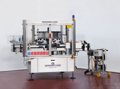 Etiqueteuse rotative adhésive pour bouteilles cylindriques ou de forme_0