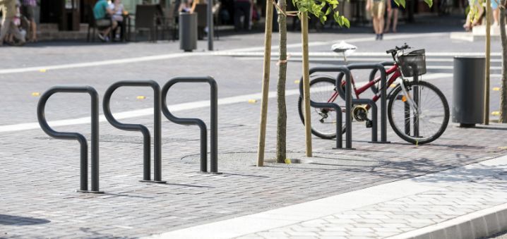 Bikepark - appuis vélo en acier galvanisé en forme de P - design Balász Orlai et Péter Kukorelli_0