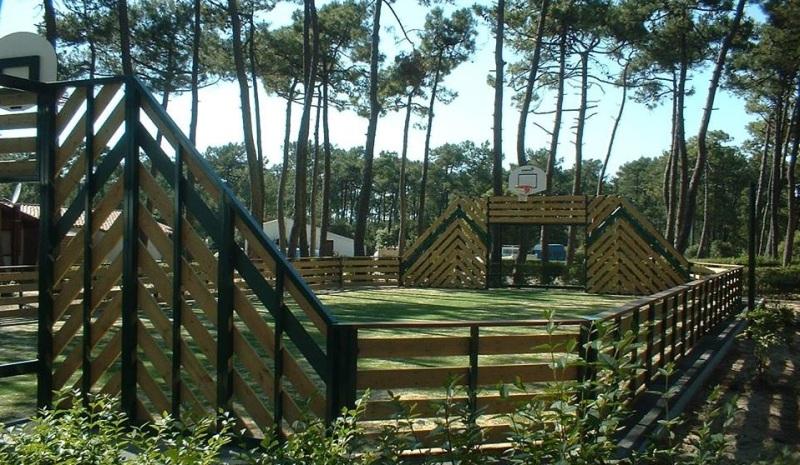 City stade en bois - structure en acier galvanisé avec lames en bois pour espaces ruraux et campings_0