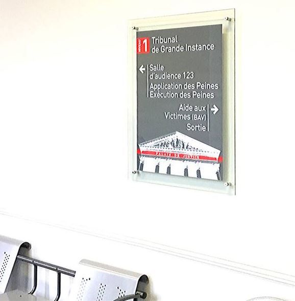 Panneau directionnel en plexiglas personnalisé - Direct Signalétique - 210 x 300 mm - Impression numérique et résistant UV_0