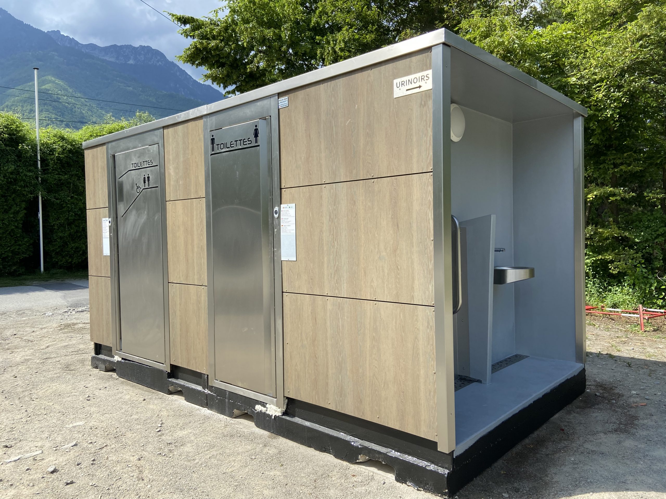 Cellule PMR avec une cabine WC et un mur urinoir et un local technique  - référence 2072_0
