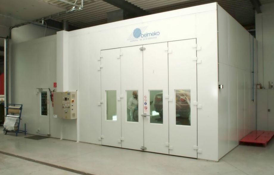 Laboratoire de peinture équipé d'un système de ventilation et de filtration pour assurer une excellente protection des opérateurs_0