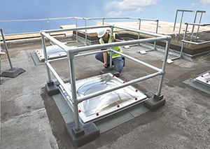 Garde-corps autoportant pour lanterneaux - KEE DOME - Modulaire, sécuritaire et conforme NF EN ISO 14122-3_0