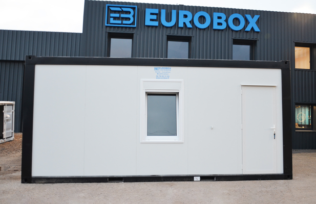 Bungalow sanitaire en container modulable et isolé de 20 pieds - 6x2,5m, 15m² - Eurobox_0