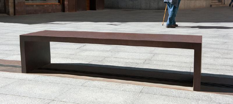 Banc public en métal moderne - Cyria Banquette Eudald I - Acier corten_0