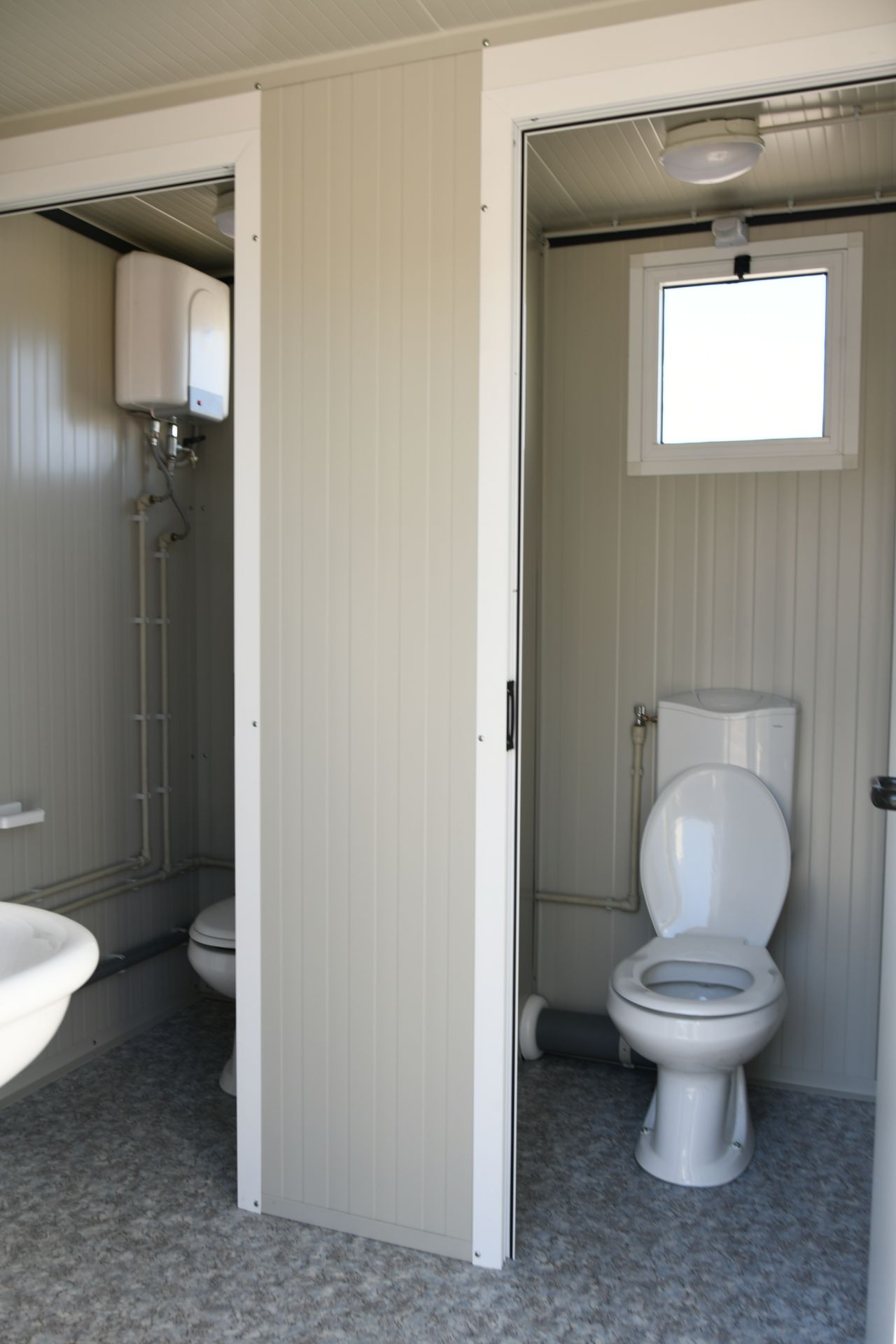 Bungalow sanitaire de chantier avec 2  WC à l'anglaise, un urinoir et un lave main - SSU_0