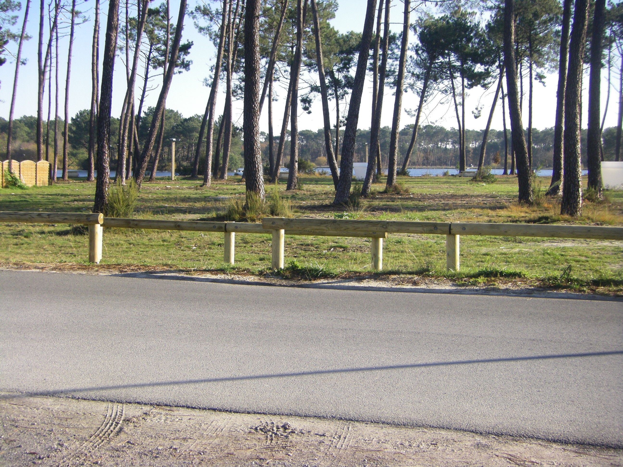 Banc de jardin en bois de pin traité et acier galvanisé Porto