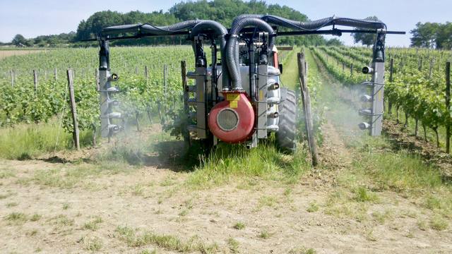 Atomiseur traîné Vigne multi bouches orientable à 360°, avec cuve de 1000, 1500 et 2000 litres - MST - CLM_0