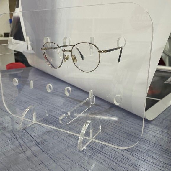 Présentoirs en plexiglas pour opticien - Designs variés, personnalisables et durables_0