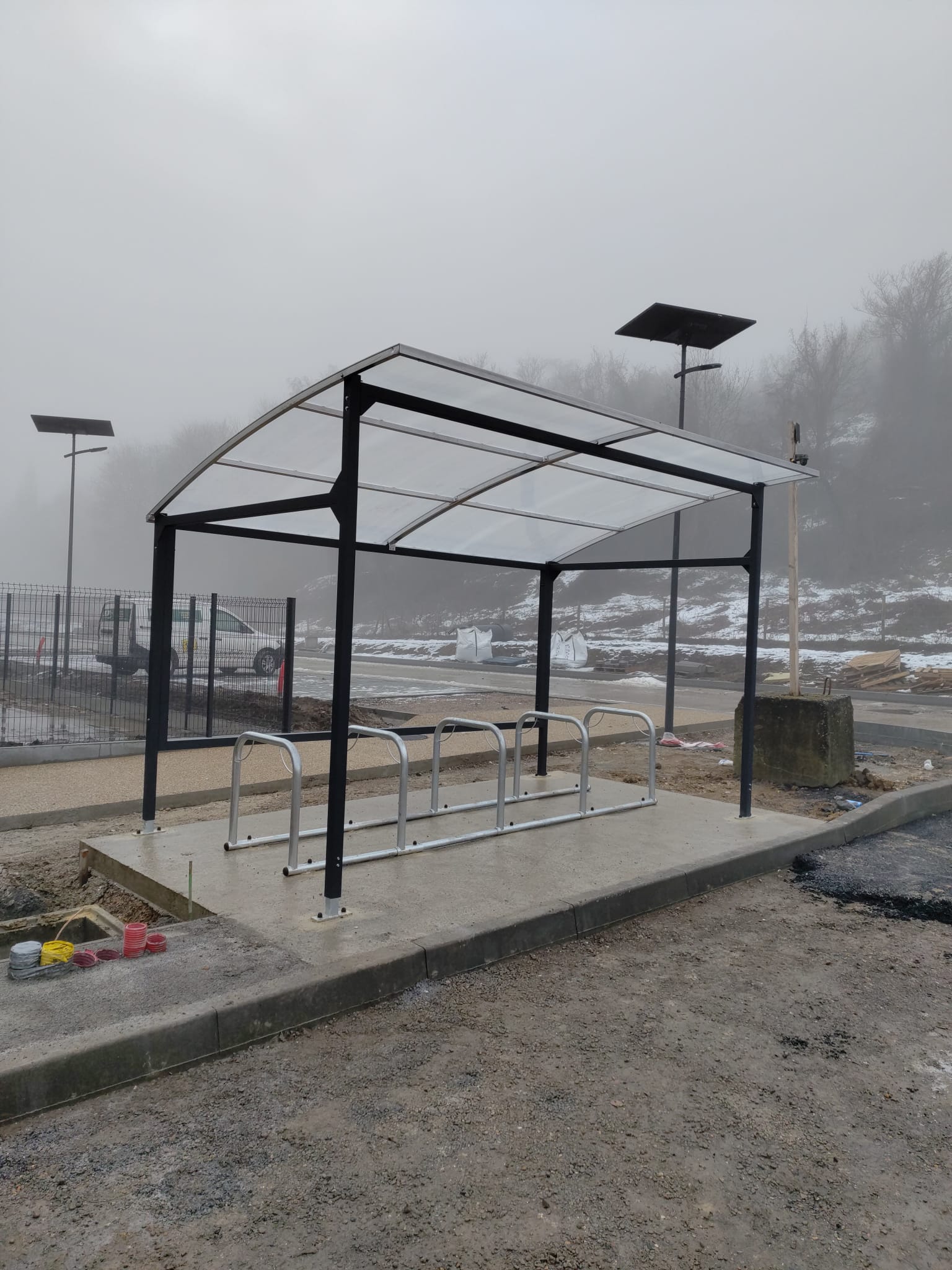 Abri 2 roues à toit convexe  en polycarbonate alvéolaire cintré, traitée anti-UV - EVO 1 M60/M100 acier et M90 bois_0