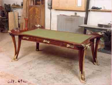 Bureau droit de style Majorelle - sculpteur ornemaniste - essence Acajou_0