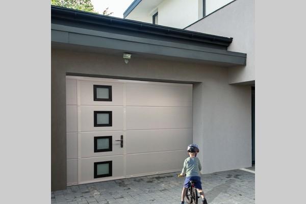Porte de garage sectionnelle avec portillon activa - sécurité a2p_0