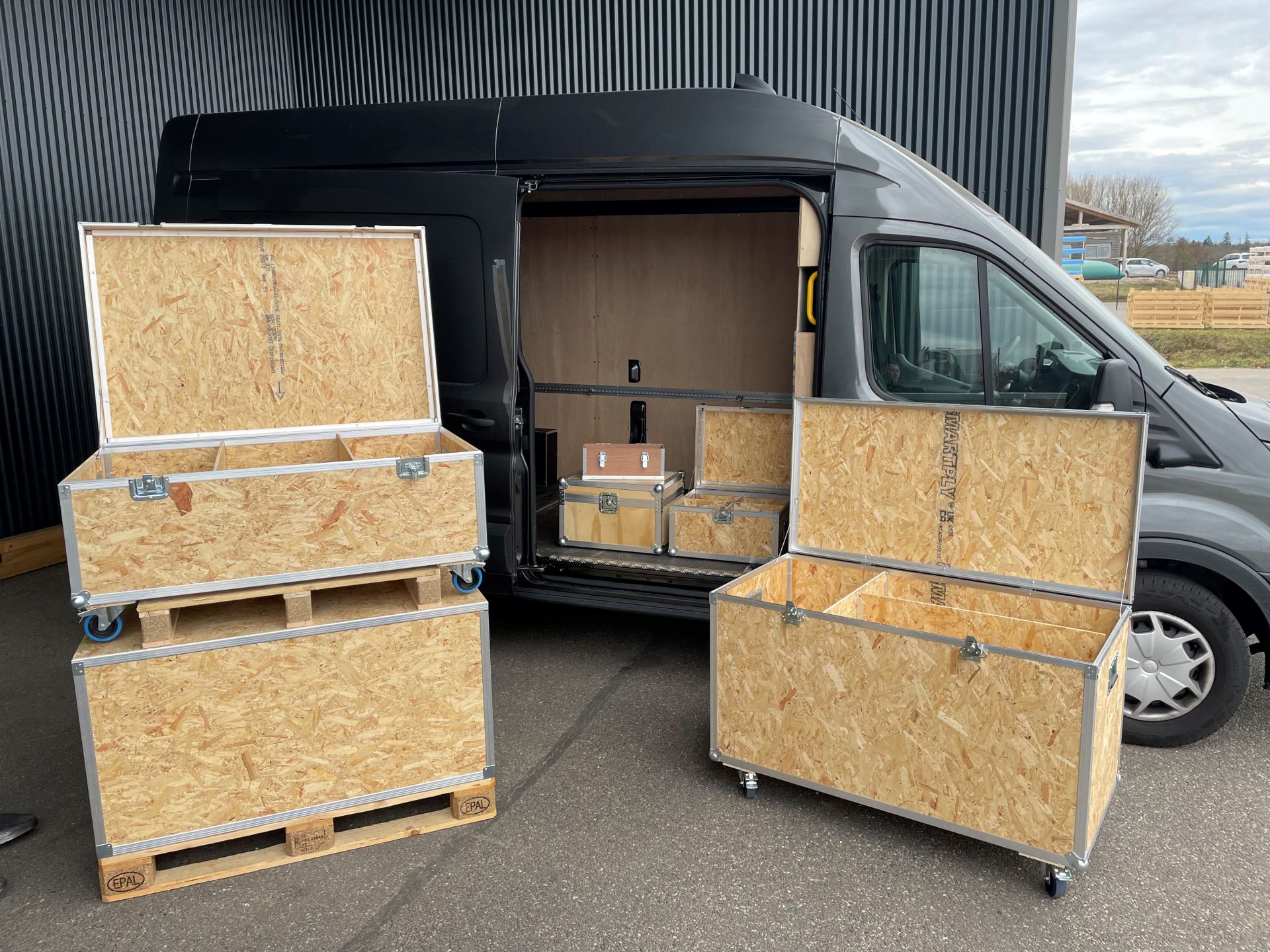 Caisse bois-aluminium sur mesure - Protection optimale et maintien sécurisé pour transport de matériel_0